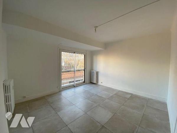 A VENDRE/APPARTEMENT/TOULON : quartier Saint Roch, proche toutes commodités, T1 sis au deuxième...