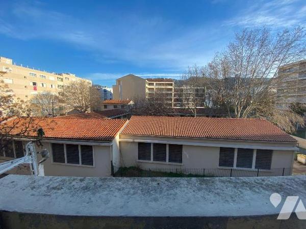 A VENDRE/APPARTEMENT/TOULON : quartier Saint Roch, proche toutes commodités, T1 sis au deuxième...