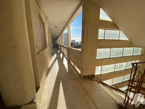 A VENDRE/APPARTEMENT/TOULON : quartier Saint Roch, proche toutes commodités, T1 sis au deuxième...