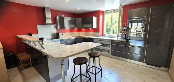 Belle Maison de Caractère de 122 m² Rénovée avec goût avec son garage, atelier, cave voûtée, buanderie, terrasse, appentis et terrain clos de 176 m²