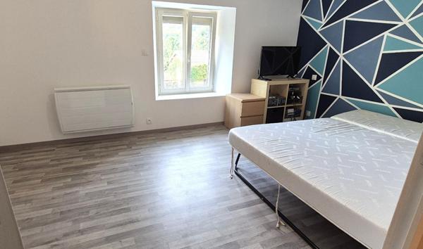 Belle Maison de Caractère de 122 m² Rénovée avec goût avec son garage, atelier, cave voûtée, buanderie, terrasse, appentis et terrain clos de 176 m²