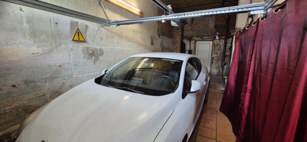 Belle Maison de Caractère de 122 m² Rénovée avec goût avec son garage, atelier, cave voûtée, buanderie, terrasse, appentis et terrain clos de 176 m²