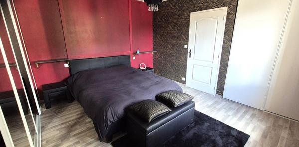 Belle Maison de Caractère de 122 m² Rénovée avec goût avec son garage, atelier, cave voûtée, buanderie, terrasse, appentis et terrain clos de 176 m²