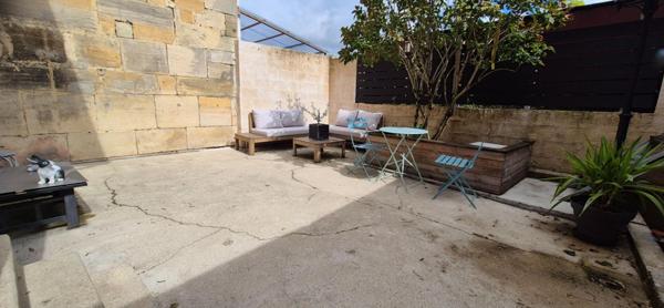 Belle Maison de Caractère de 122 m² Rénovée avec goût avec son garage, atelier, cave voûtée, buanderie, terrasse, appentis et terrain clos de 176 m²