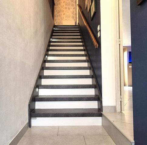 Belle Maison de Caractère de 122 m² Rénovée avec goût avec son garage, atelier, cave voûtée, buanderie, terrasse, appentis et terrain clos de 176 m²