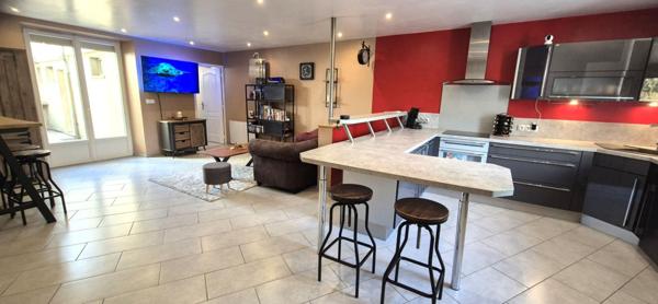 Belle Maison de Caractère de 122 m² Rénovée avec goût avec son garage, atelier, cave voûtée, buanderie, terrasse, appentis et terrain clos de 176 m²