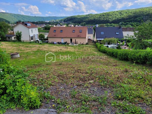 Terrain constructible – Exposition plein Sud – Bogny-sur-Meuse (Levrézy)

Découvrez ce terrain constructible exposé plein Sud, idéalement situé dans le quartier très recherché de Levrézy, réputé pour offrir le meilleur ensoleillement de Bogny-sur-Meuse (08120).
À proximité de Charleville-Mézières et de la Belgique, ce terrain bénéficie d’un environnement calme et lumineux, parfait pour concrétiser votre projet immobilier.

Caractéristiques du terrain : Surface constructible : 909 m²

Façade : 24 m, permettant de nombreuses possibilités architecturales

Terrain libre de constructeur : imaginez et bâtissez la maison de vos rêves, de plain-pied ou avec sous-sol

Quartier résidentiel agréable, très bien exposé

Raccordements et viabilisation
Double assainissement déjà présent sur le terrain : eaux pluviales + eaux usées
Télécom déjà sur place
À prévoir : branchement EDF, estimé à environ 1 250 €

Vous avez un projet de construction ?
Vous recherchez la tranquillité tout en restant proche de villes importantes ?
C’est ici que votre future maison doit voir le jour !

Ne manquez pas cette occasion unique d'acquérir ce terrain, contactez-moi dès aujourd'hui pour organiser une visite

Pour des acquéreurs potentiels garantis, je suis en recherche de maisons et appartements à vendre sur la Vallée de la Meuse, la pointe et ses environs mais également le département de l’Aisne
N'hésitez pas à me contacter pour une estimation de votre bien ( elle vous sera offerte ).