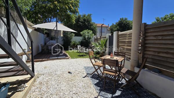 Sur la commune de Frontignan, à proximité immédiate du centre-ville, des commerces, des écoles, des grands axes et des plages, découvrez ce spacieux appartement T5 d'environ 110 m², situé au premier et dernier étage d'une petite copropriété.

Le bien bénéficie également d'un garage d'environ 40 m² ainsi que d'un jardin privatif d'environ 80 m², offrant un agréable espace extérieur.

L'appartement s'ouvre sur une belle pièce de vie lumineuse d'environ 45 m² comprenant un séjour et une cuisine ouverte entièrement équipée. Son exposition plein sud lui confère une luminosité optimale tout au long de la journée.

L'espace nuit se compose de quatre chambres, d'une superficie comprise entre 11 et 16 m², toutes équipées de placards intégrés. L'une d'elles bénéficie d'un accès direct à une terrasse privative d'environ 9 m².

Une salle d'eau moderne avec douche à l'italienne ainsi qu'un WC indépendant complètent l'ensemble.

Côté prestations, vous profiterez de menuiseries en double vitrage, de volets roulants électriques et d'un système de climatisation. Quelques rafraîchissements permettront de le mettre à votre goût et d'en révéler tout le potentiel.

Un bien rare sur le secteur, idéal pour une famille à la recherche de volumes, de confort et d'espaces extérieurs.

À découvrir sans tarder.