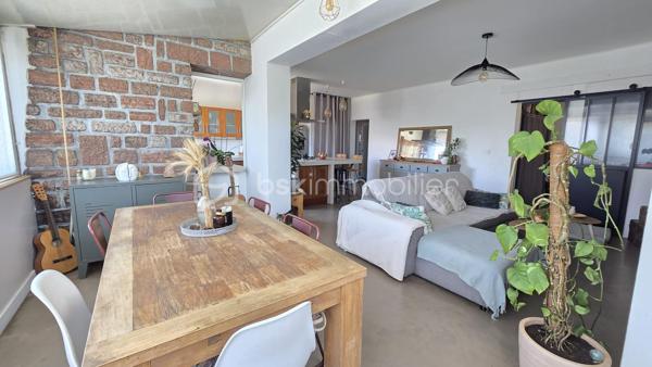 Sur la commune de Frontignan, à proximité immédiate du centre-ville, des commerces, des écoles, des grands axes et des plages, découvrez ce spacieux appartement T5 d'environ 110 m², situé au premier et dernier étage d'une petite copropriété.

Le bien bénéficie également d'un garage d'environ 40 m² ainsi que d'un jardin privatif d'environ 80 m², offrant un agréable espace extérieur.

L'appartement s'ouvre sur une belle pièce de vie lumineuse d'environ 45 m² comprenant un séjour et une cuisine ouverte entièrement équipée. Son exposition plein sud lui confère une luminosité optimale tout au long de la journée.

L'espace nuit se compose de quatre chambres, d'une superficie comprise entre 11 et 16 m², toutes équipées de placards intégrés. L'une d'elles bénéficie d'un accès direct à une terrasse privative d'environ 9 m².

Une salle d'eau moderne avec douche à l'italienne ainsi qu'un WC indépendant complètent l'ensemble.

Côté prestations, vous profiterez de menuiseries en double vitrage, de volets roulants électriques et d'un système de climatisation. Quelques rafraîchissements permettront de le mettre à votre goût et d'en révéler tout le potentiel.

Un bien rare sur le secteur, idéal pour une famille à la recherche de volumes, de confort et d'espaces extérieurs.

À découvrir sans tarder.