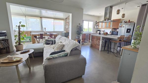 Sur la commune de Frontignan, à proximité immédiate du centre-ville, des commerces, des écoles, des grands axes et des plages, découvrez ce spacieux appartement T5 d'environ 110 m², situé au premier et dernier étage d'une petite copropriété.

Le bien bénéficie également d'un garage d'environ 40 m² ainsi que d'un jardin privatif d'environ 80 m², offrant un agréable espace extérieur.

L'appartement s'ouvre sur une belle pièce de vie lumineuse d'environ 45 m² comprenant un séjour et une cuisine ouverte entièrement équipée. Son exposition plein sud lui confère une luminosité optimale tout au long de la journée.

L'espace nuit se compose de quatre chambres, d'une superficie comprise entre 11 et 16 m², toutes équipées de placards intégrés. L'une d'elles bénéficie d'un accès direct à une terrasse privative d'environ 9 m².

Une salle d'eau moderne avec douche à l'italienne ainsi qu'un WC indépendant complètent l'ensemble.

Côté prestations, vous profiterez de menuiseries en double vitrage, de volets roulants électriques et d'un système de climatisation. Quelques rafraîchissements permettront de le mettre à votre goût et d'en révéler tout le potentiel.

Un bien rare sur le secteur, idéal pour une famille à la recherche de volumes, de confort et d'espaces extérieurs.

À découvrir sans tarder.