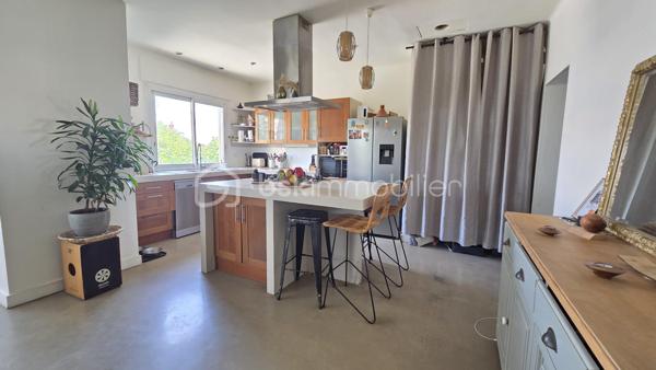 Sur la commune de Frontignan, à proximité immédiate du centre-ville, des commerces, des écoles, des grands axes et des plages, découvrez ce spacieux appartement T5 d'environ 110 m², situé au premier et dernier étage d'une petite copropriété.

Le bien bénéficie également d'un garage d'environ 40 m² ainsi que d'un jardin privatif d'environ 80 m², offrant un agréable espace extérieur.

L'appartement s'ouvre sur une belle pièce de vie lumineuse d'environ 45 m² comprenant un séjour et une cuisine ouverte entièrement équipée. Son exposition plein sud lui confère une luminosité optimale tout au long de la journée.

L'espace nuit se compose de quatre chambres, d'une superficie comprise entre 11 et 16 m², toutes équipées de placards intégrés. L'une d'elles bénéficie d'un accès direct à une terrasse privative d'environ 9 m².

Une salle d'eau moderne avec douche à l'italienne ainsi qu'un WC indépendant complètent l'ensemble.

Côté prestations, vous profiterez de menuiseries en double vitrage, de volets roulants électriques et d'un système de climatisation. Quelques rafraîchissements permettront de le mettre à votre goût et d'en révéler tout le potentiel.

Un bien rare sur le secteur, idéal pour une famille à la recherche de volumes, de confort et d'espaces extérieurs.

À découvrir sans tarder.