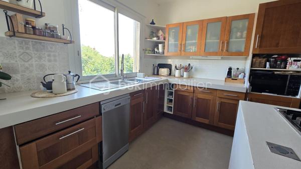 Sur la commune de Frontignan, à proximité immédiate du centre-ville, des commerces, des écoles, des grands axes et des plages, découvrez ce spacieux appartement T5 d'environ 110 m², situé au premier et dernier étage d'une petite copropriété.

Le bien bénéficie également d'un garage d'environ 40 m² ainsi que d'un jardin privatif d'environ 80 m², offrant un agréable espace extérieur.

L'appartement s'ouvre sur une belle pièce de vie lumineuse d'environ 45 m² comprenant un séjour et une cuisine ouverte entièrement équipée. Son exposition plein sud lui confère une luminosité optimale tout au long de la journée.

L'espace nuit se compose de quatre chambres, d'une superficie comprise entre 11 et 16 m², toutes équipées de placards intégrés. L'une d'elles bénéficie d'un accès direct à une terrasse privative d'environ 9 m².

Une salle d'eau moderne avec douche à l'italienne ainsi qu'un WC indépendant complètent l'ensemble.

Côté prestations, vous profiterez de menuiseries en double vitrage, de volets roulants électriques et d'un système de climatisation. Quelques rafraîchissements permettront de le mettre à votre goût et d'en révéler tout le potentiel.

Un bien rare sur le secteur, idéal pour une famille à la recherche de volumes, de confort et d'espaces extérieurs.

À découvrir sans tarder.