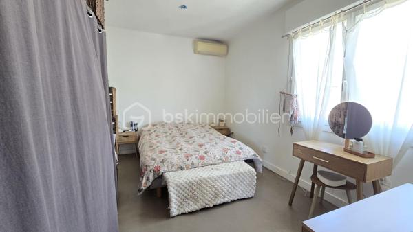 Sur la commune de Frontignan, à proximité immédiate du centre-ville, des commerces, des écoles, des grands axes et des plages, découvrez ce spacieux appartement T5 d'environ 110 m², situé au premier et dernier étage d'une petite copropriété.

Le bien bénéficie également d'un garage d'environ 40 m² ainsi que d'un jardin privatif d'environ 80 m², offrant un agréable espace extérieur.

L'appartement s'ouvre sur une belle pièce de vie lumineuse d'environ 45 m² comprenant un séjour et une cuisine ouverte entièrement équipée. Son exposition plein sud lui confère une luminosité optimale tout au long de la journée.

L'espace nuit se compose de quatre chambres, d'une superficie comprise entre 11 et 16 m², toutes équipées de placards intégrés. L'une d'elles bénéficie d'un accès direct à une terrasse privative d'environ 9 m².

Une salle d'eau moderne avec douche à l'italienne ainsi qu'un WC indépendant complètent l'ensemble.

Côté prestations, vous profiterez de menuiseries en double vitrage, de volets roulants électriques et d'un système de climatisation. Quelques rafraîchissements permettront de le mettre à votre goût et d'en révéler tout le potentiel.

Un bien rare sur le secteur, idéal pour une famille à la recherche de volumes, de confort et d'espaces extérieurs.

À découvrir sans tarder.