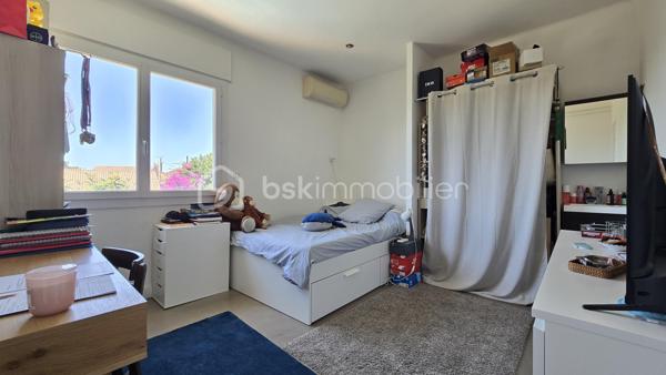 Sur la commune de Frontignan, à proximité immédiate du centre-ville, des commerces, des écoles, des grands axes et des plages, découvrez ce spacieux appartement T5 d'environ 110 m², situé au premier et dernier étage d'une petite copropriété.

Le bien bénéficie également d'un garage d'environ 40 m² ainsi que d'un jardin privatif d'environ 80 m², offrant un agréable espace extérieur.

L'appartement s'ouvre sur une belle pièce de vie lumineuse d'environ 45 m² comprenant un séjour et une cuisine ouverte entièrement équipée. Son exposition plein sud lui confère une luminosité optimale tout au long de la journée.

L'espace nuit se compose de quatre chambres, d'une superficie comprise entre 11 et 16 m², toutes équipées de placards intégrés. L'une d'elles bénéficie d'un accès direct à une terrasse privative d'environ 9 m².

Une salle d'eau moderne avec douche à l'italienne ainsi qu'un WC indépendant complètent l'ensemble.

Côté prestations, vous profiterez de menuiseries en double vitrage, de volets roulants électriques et d'un système de climatisation. Quelques rafraîchissements permettront de le mettre à votre goût et d'en révéler tout le potentiel.

Un bien rare sur le secteur, idéal pour une famille à la recherche de volumes, de confort et d'espaces extérieurs.

À découvrir sans tarder.