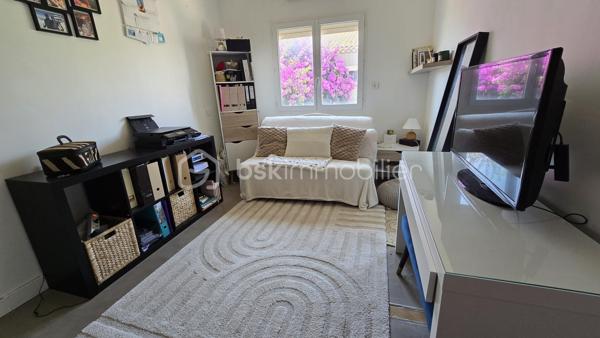 Sur la commune de Frontignan, à proximité immédiate du centre-ville, des commerces, des écoles, des grands axes et des plages, découvrez ce spacieux appartement T5 d'environ 110 m², situé au premier et dernier étage d'une petite copropriété.

Le bien bénéficie également d'un garage d'environ 40 m² ainsi que d'un jardin privatif d'environ 80 m², offrant un agréable espace extérieur.

L'appartement s'ouvre sur une belle pièce de vie lumineuse d'environ 45 m² comprenant un séjour et une cuisine ouverte entièrement équipée. Son exposition plein sud lui confère une luminosité optimale tout au long de la journée.

L'espace nuit se compose de quatre chambres, d'une superficie comprise entre 11 et 16 m², toutes équipées de placards intégrés. L'une d'elles bénéficie d'un accès direct à une terrasse privative d'environ 9 m².

Une salle d'eau moderne avec douche à l'italienne ainsi qu'un WC indépendant complètent l'ensemble.

Côté prestations, vous profiterez de menuiseries en double vitrage, de volets roulants électriques et d'un système de climatisation. Quelques rafraîchissements permettront de le mettre à votre goût et d'en révéler tout le potentiel.

Un bien rare sur le secteur, idéal pour une famille à la recherche de volumes, de confort et d'espaces extérieurs.

À découvrir sans tarder.