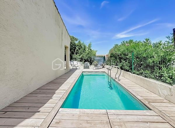 RETOUR À LA VENTE, SUITE À REFUS DE PRÊT

Située dans un environnement calme et résidentiel, venez découvrir cette villa T5 d’environ 110 m², mitoyenne d’un côté, sur une parcelle de 335 m².

Elle se compose d’une belle pièce de vie lumineuse avec grande hauteur sous plafond, poutres apparentes et cheminée, d’une cuisine moderne aménagée et équipée avec îlot central.

Vous trouverez une suite parentale avec une salle d'eau avec douche à l'italienne, une chambre, une mezzanine pouvant servir de troisième chambre ou espace bureau, une grande salle d'eau avec douche à l'italienne, un WC indépendant. 

La villa dispose d’une salle de sport pouvant être modifiée en chambre supplémentaire.

L'ensemble de la villa est entièrement climatisé. 

À l’extérieur, vous profiterez d’un jardin aménagé, d’une grande terrasse en bois, d’un barbecue, d’une piscine semi enterrée et d’un abri jardin.

Possibilité de stationner un véhicule sur la parcelle, avec également des places de stationnement disponibles dans le lotissement.

La villa est vendue entièrement meublée avec son mobilier de qualité de la marque Cocktail Scandinave.

✔ Calme
✔ Lumineuse
✔ Piscine
✔ Entièrement rénovée
✔ Jardin facile d’entretien

Bien rare sur le secteur – à visiter rapidement.