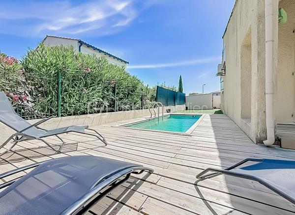 RETOUR À LA VENTE, SUITE À REFUS DE PRÊT

Située dans un environnement calme et résidentiel, venez découvrir cette villa T5 d’environ 110 m², mitoyenne d’un côté, sur une parcelle de 335 m².

Elle se compose d’une belle pièce de vie lumineuse avec grande hauteur sous plafond, poutres apparentes et cheminée, d’une cuisine moderne aménagée et équipée avec îlot central.

Vous trouverez une suite parentale avec une salle d'eau avec douche à l'italienne, une chambre, une mezzanine pouvant servir de troisième chambre ou espace bureau, une grande salle d'eau avec douche à l'italienne, un WC indépendant. 

La villa dispose d’une salle de sport pouvant être modifiée en chambre supplémentaire.

L'ensemble de la villa est entièrement climatisé. 

À l’extérieur, vous profiterez d’un jardin aménagé, d’une grande terrasse en bois, d’un barbecue, d’une piscine semi enterrée et d’un abri jardin.

Possibilité de stationner un véhicule sur la parcelle, avec également des places de stationnement disponibles dans le lotissement.

La villa est vendue entièrement meublée avec son mobilier de qualité de la marque Cocktail Scandinave.

✔ Calme
✔ Lumineuse
✔ Piscine
✔ Entièrement rénovée
✔ Jardin facile d’entretien

Bien rare sur le secteur – à visiter rapidement.