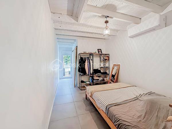 RETOUR À LA VENTE, SUITE À REFUS DE PRÊT

Située dans un environnement calme et résidentiel, venez découvrir cette villa T5 d’environ 110 m², mitoyenne d’un côté, sur une parcelle de 335 m².

Elle se compose d’une belle pièce de vie lumineuse avec grande hauteur sous plafond, poutres apparentes et cheminée, d’une cuisine moderne aménagée et équipée avec îlot central.

Vous trouverez une suite parentale avec une salle d'eau avec douche à l'italienne, une chambre, une mezzanine pouvant servir de troisième chambre ou espace bureau, une grande salle d'eau avec douche à l'italienne, un WC indépendant. 

La villa dispose d’une salle de sport pouvant être modifiée en chambre supplémentaire.

L'ensemble de la villa est entièrement climatisé. 

À l’extérieur, vous profiterez d’un jardin aménagé, d’une grande terrasse en bois, d’un barbecue, d’une piscine semi enterrée et d’un abri jardin.

Possibilité de stationner un véhicule sur la parcelle, avec également des places de stationnement disponibles dans le lotissement.

La villa est vendue entièrement meublée avec son mobilier de qualité de la marque Cocktail Scandinave.

✔ Calme
✔ Lumineuse
✔ Piscine
✔ Entièrement rénovée
✔ Jardin facile d’entretien

Bien rare sur le secteur – à visiter rapidement.