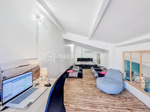 RETOUR À LA VENTE, SUITE À REFUS DE PRÊT

Située dans un environnement calme et résidentiel, venez découvrir cette villa T5 d’environ 110 m², mitoyenne d’un côté, sur une parcelle de 335 m².

Elle se compose d’une belle pièce de vie lumineuse avec grande hauteur sous plafond, poutres apparentes et cheminée, d’une cuisine moderne aménagée et équipée avec îlot central.

Vous trouverez une suite parentale avec une salle d'eau avec douche à l'italienne, une chambre, une mezzanine pouvant servir de troisième chambre ou espace bureau, une grande salle d'eau avec douche à l'italienne, un WC indépendant. 

La villa dispose d’une salle de sport pouvant être modifiée en chambre supplémentaire.

L'ensemble de la villa est entièrement climatisé. 

À l’extérieur, vous profiterez d’un jardin aménagé, d’une grande terrasse en bois, d’un barbecue, d’une piscine semi enterrée et d’un abri jardin.

Possibilité de stationner un véhicule sur la parcelle, avec également des places de stationnement disponibles dans le lotissement.

La villa est vendue entièrement meublée avec son mobilier de qualité de la marque Cocktail Scandinave.

✔ Calme
✔ Lumineuse
✔ Piscine
✔ Entièrement rénovée
✔ Jardin facile d’entretien

Bien rare sur le secteur – à visiter rapidement.
