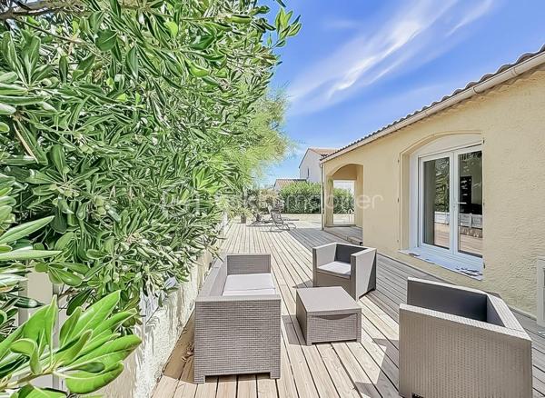 RETOUR À LA VENTE, SUITE À REFUS DE PRÊT

Située dans un environnement calme et résidentiel, venez découvrir cette villa T5 d’environ 110 m², mitoyenne d’un côté, sur une parcelle de 335 m².

Elle se compose d’une belle pièce de vie lumineuse avec grande hauteur sous plafond, poutres apparentes et cheminée, d’une cuisine moderne aménagée et équipée avec îlot central.

Vous trouverez une suite parentale avec une salle d'eau avec douche à l'italienne, une chambre, une mezzanine pouvant servir de troisième chambre ou espace bureau, une grande salle d'eau avec douche à l'italienne, un WC indépendant. 

La villa dispose d’une salle de sport pouvant être modifiée en chambre supplémentaire.

L'ensemble de la villa est entièrement climatisé. 

À l’extérieur, vous profiterez d’un jardin aménagé, d’une grande terrasse en bois, d’un barbecue, d’une piscine semi enterrée et d’un abri jardin.

Possibilité de stationner un véhicule sur la parcelle, avec également des places de stationnement disponibles dans le lotissement.

La villa est vendue entièrement meublée avec son mobilier de qualité de la marque Cocktail Scandinave.

✔ Calme
✔ Lumineuse
✔ Piscine
✔ Entièrement rénovée
✔ Jardin facile d’entretien

Bien rare sur le secteur – à visiter rapidement.