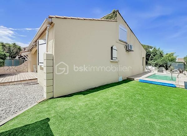 RETOUR À LA VENTE, SUITE À REFUS DE PRÊT

Située dans un environnement calme et résidentiel, venez découvrir cette villa T5 d’environ 110 m², mitoyenne d’un côté, sur une parcelle de 335 m².

Elle se compose d’une belle pièce de vie lumineuse avec grande hauteur sous plafond, poutres apparentes et cheminée, d’une cuisine moderne aménagée et équipée avec îlot central.

Vous trouverez une suite parentale avec une salle d'eau avec douche à l'italienne, une chambre, une mezzanine pouvant servir de troisième chambre ou espace bureau, une grande salle d'eau avec douche à l'italienne, un WC indépendant. 

La villa dispose d’une salle de sport pouvant être modifiée en chambre supplémentaire.

L'ensemble de la villa est entièrement climatisé. 

À l’extérieur, vous profiterez d’un jardin aménagé, d’une grande terrasse en bois, d’un barbecue, d’une piscine semi enterrée et d’un abri jardin.

Possibilité de stationner un véhicule sur la parcelle, avec également des places de stationnement disponibles dans le lotissement.

La villa est vendue entièrement meublée avec son mobilier de qualité de la marque Cocktail Scandinave.

✔ Calme
✔ Lumineuse
✔ Piscine
✔ Entièrement rénovée
✔ Jardin facile d’entretien

Bien rare sur le secteur – à visiter rapidement.