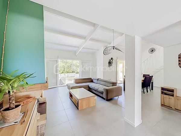 RETOUR À LA VENTE, SUITE À REFUS DE PRÊT

Située dans un environnement calme et résidentiel, venez découvrir cette villa T5 d’environ 110 m², mitoyenne d’un côté, sur une parcelle de 335 m².

Elle se compose d’une belle pièce de vie lumineuse avec grande hauteur sous plafond, poutres apparentes et cheminée, d’une cuisine moderne aménagée et équipée avec îlot central.

Vous trouverez une suite parentale avec une salle d'eau avec douche à l'italienne, une chambre, une mezzanine pouvant servir de troisième chambre ou espace bureau, une grande salle d'eau avec douche à l'italienne, un WC indépendant. 

La villa dispose d’une salle de sport pouvant être modifiée en chambre supplémentaire.

L'ensemble de la villa est entièrement climatisé. 

À l’extérieur, vous profiterez d’un jardin aménagé, d’une grande terrasse en bois, d’un barbecue, d’une piscine semi enterrée et d’un abri jardin.

Possibilité de stationner un véhicule sur la parcelle, avec également des places de stationnement disponibles dans le lotissement.

La villa est vendue entièrement meublée avec son mobilier de qualité de la marque Cocktail Scandinave.

✔ Calme
✔ Lumineuse
✔ Piscine
✔ Entièrement rénovée
✔ Jardin facile d’entretien

Bien rare sur le secteur – à visiter rapidement.