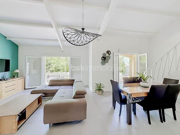 RETOUR À LA VENTE, SUITE À REFUS DE PRÊT

Située dans un environnement calme et résidentiel, venez découvrir cette villa T5 d’environ 110 m², mitoyenne d’un côté, sur une parcelle de 335 m².

Elle se compose d’une belle pièce de vie lumineuse avec grande hauteur sous plafond, poutres apparentes et cheminée, d’une cuisine moderne aménagée et équipée avec îlot central.

Vous trouverez une suite parentale avec une salle d'eau avec douche à l'italienne, une chambre, une mezzanine pouvant servir de troisième chambre ou espace bureau, une grande salle d'eau avec douche à l'italienne, un WC indépendant. 

La villa dispose d’une salle de sport pouvant être modifiée en chambre supplémentaire.

L'ensemble de la villa est entièrement climatisé. 

À l’extérieur, vous profiterez d’un jardin aménagé, d’une grande terrasse en bois, d’un barbecue, d’une piscine semi enterrée et d’un abri jardin.

Possibilité de stationner un véhicule sur la parcelle, avec également des places de stationnement disponibles dans le lotissement.

La villa est vendue entièrement meublée avec son mobilier de qualité de la marque Cocktail Scandinave.

✔ Calme
✔ Lumineuse
✔ Piscine
✔ Entièrement rénovée
✔ Jardin facile d’entretien

Bien rare sur le secteur – à visiter rapidement.