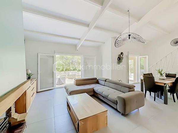 RETOUR À LA VENTE, SUITE À REFUS DE PRÊT

Située dans un environnement calme et résidentiel, venez découvrir cette villa T5 d’environ 110 m², mitoyenne d’un côté, sur une parcelle de 335 m².

Elle se compose d’une belle pièce de vie lumineuse avec grande hauteur sous plafond, poutres apparentes et cheminée, d’une cuisine moderne aménagée et équipée avec îlot central.

Vous trouverez une suite parentale avec une salle d'eau avec douche à l'italienne, une chambre, une mezzanine pouvant servir de troisième chambre ou espace bureau, une grande salle d'eau avec douche à l'italienne, un WC indépendant. 

La villa dispose d’une salle de sport pouvant être modifiée en chambre supplémentaire.

L'ensemble de la villa est entièrement climatisé. 

À l’extérieur, vous profiterez d’un jardin aménagé, d’une grande terrasse en bois, d’un barbecue, d’une piscine semi enterrée et d’un abri jardin.

Possibilité de stationner un véhicule sur la parcelle, avec également des places de stationnement disponibles dans le lotissement.

La villa est vendue entièrement meublée avec son mobilier de qualité de la marque Cocktail Scandinave.

✔ Calme
✔ Lumineuse
✔ Piscine
✔ Entièrement rénovée
✔ Jardin facile d’entretien

Bien rare sur le secteur – à visiter rapidement.