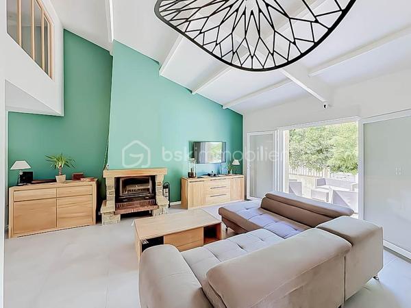 RETOUR À LA VENTE, SUITE À REFUS DE PRÊT

Située dans un environnement calme et résidentiel, venez découvrir cette villa T5 d’environ 110 m², mitoyenne d’un côté, sur une parcelle de 335 m².

Elle se compose d’une belle pièce de vie lumineuse avec grande hauteur sous plafond, poutres apparentes et cheminée, d’une cuisine moderne aménagée et équipée avec îlot central.

Vous trouverez une suite parentale avec une salle d'eau avec douche à l'italienne, une chambre, une mezzanine pouvant servir de troisième chambre ou espace bureau, une grande salle d'eau avec douche à l'italienne, un WC indépendant. 

La villa dispose d’une salle de sport pouvant être modifiée en chambre supplémentaire.

L'ensemble de la villa est entièrement climatisé. 

À l’extérieur, vous profiterez d’un jardin aménagé, d’une grande terrasse en bois, d’un barbecue, d’une piscine semi enterrée et d’un abri jardin.

Possibilité de stationner un véhicule sur la parcelle, avec également des places de stationnement disponibles dans le lotissement.

La villa est vendue entièrement meublée avec son mobilier de qualité de la marque Cocktail Scandinave.

✔ Calme
✔ Lumineuse
✔ Piscine
✔ Entièrement rénovée
✔ Jardin facile d’entretien

Bien rare sur le secteur – à visiter rapidement.