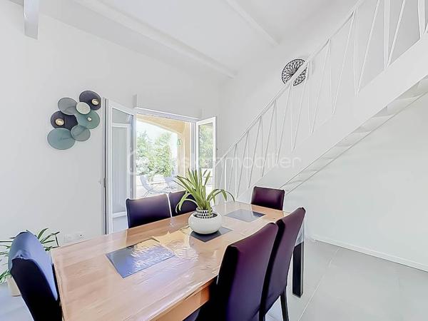 RETOUR À LA VENTE, SUITE À REFUS DE PRÊT

Située dans un environnement calme et résidentiel, venez découvrir cette villa T5 d’environ 110 m², mitoyenne d’un côté, sur une parcelle de 335 m².

Elle se compose d’une belle pièce de vie lumineuse avec grande hauteur sous plafond, poutres apparentes et cheminée, d’une cuisine moderne aménagée et équipée avec îlot central.

Vous trouverez une suite parentale avec une salle d'eau avec douche à l'italienne, une chambre, une mezzanine pouvant servir de troisième chambre ou espace bureau, une grande salle d'eau avec douche à l'italienne, un WC indépendant. 

La villa dispose d’une salle de sport pouvant être modifiée en chambre supplémentaire.

L'ensemble de la villa est entièrement climatisé. 

À l’extérieur, vous profiterez d’un jardin aménagé, d’une grande terrasse en bois, d’un barbecue, d’une piscine semi enterrée et d’un abri jardin.

Possibilité de stationner un véhicule sur la parcelle, avec également des places de stationnement disponibles dans le lotissement.

La villa est vendue entièrement meublée avec son mobilier de qualité de la marque Cocktail Scandinave.

✔ Calme
✔ Lumineuse
✔ Piscine
✔ Entièrement rénovée
✔ Jardin facile d’entretien

Bien rare sur le secteur – à visiter rapidement.