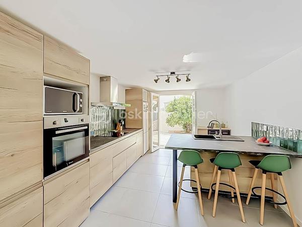 RETOUR À LA VENTE, SUITE À REFUS DE PRÊT

Située dans un environnement calme et résidentiel, venez découvrir cette villa T5 d’environ 110 m², mitoyenne d’un côté, sur une parcelle de 335 m².

Elle se compose d’une belle pièce de vie lumineuse avec grande hauteur sous plafond, poutres apparentes et cheminée, d’une cuisine moderne aménagée et équipée avec îlot central.

Vous trouverez une suite parentale avec une salle d'eau avec douche à l'italienne, une chambre, une mezzanine pouvant servir de troisième chambre ou espace bureau, une grande salle d'eau avec douche à l'italienne, un WC indépendant. 

La villa dispose d’une salle de sport pouvant être modifiée en chambre supplémentaire.

L'ensemble de la villa est entièrement climatisé. 

À l’extérieur, vous profiterez d’un jardin aménagé, d’une grande terrasse en bois, d’un barbecue, d’une piscine semi enterrée et d’un abri jardin.

Possibilité de stationner un véhicule sur la parcelle, avec également des places de stationnement disponibles dans le lotissement.

La villa est vendue entièrement meublée avec son mobilier de qualité de la marque Cocktail Scandinave.

✔ Calme
✔ Lumineuse
✔ Piscine
✔ Entièrement rénovée
✔ Jardin facile d’entretien

Bien rare sur le secteur – à visiter rapidement.