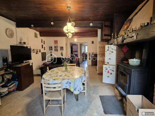 A VENDRE MAISON DE VILLAGE DE 58M² A POLLESTRES - CENTRE VILLE - PROCHE DE TOUS LES COMMERCES - DEUX CHAMBRES - COMBLES AMENAGEABLES - CAVE - GARAGE.
Cette maison en deux faces, vous offre un énorme potentiel en terme de volumes avec travaux.

Elle se compose en rez-de-chaussée d'un garage de 37m² permettant le stockage mais aussi le stationnement 2 roues, avec un accès direct à une cave de 29m², d'une salle d'eau et d'un toilette indépendant.
Le premier étage se compose de l'espace de vie avec un salon-séjour, une cuisine ouverte équipée de son poele à bois, de deux chambres et d'un toilette indépendant.
Le deuxième et dernier étage propose un potentiel exceptionnel avec ses combles aménageables de 36m².

Cette maison, au cachet exceptionnel, sera idéale pour un investissement locatif, et parfaite pour une résidence principale ou secondaire, selon vos gouts et vos envies de travaux.
Je reste à votre disposition pour toutes informations.