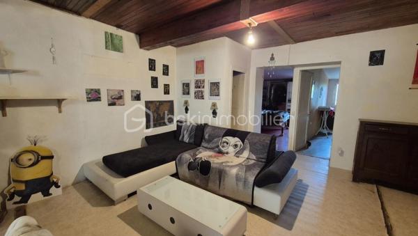 A VENDRE MAISON DE VILLAGE DE 58M² A POLLESTRES - CENTRE VILLE - PROCHE DE TOUS LES COMMERCES - DEUX CHAMBRES - COMBLES AMENAGEABLES - CAVE - GARAGE.
Cette maison en deux faces, vous offre un énorme potentiel en terme de volumes avec travaux.

Elle se compose en rez-de-chaussée d'un garage de 37m² permettant le stockage mais aussi le stationnement 2 roues, avec un accès direct à une cave de 29m², d'une salle d'eau et d'un toilette indépendant.
Le premier étage se compose de l'espace de vie avec un salon-séjour, une cuisine ouverte équipée de son poele à bois, de deux chambres et d'un toilette indépendant.
Le deuxième et dernier étage propose un potentiel exceptionnel avec ses combles aménageables de 36m².

Cette maison, au cachet exceptionnel, sera idéale pour un investissement locatif, et parfaite pour une résidence principale ou secondaire, selon vos gouts et vos envies de travaux.
Je reste à votre disposition pour toutes informations.