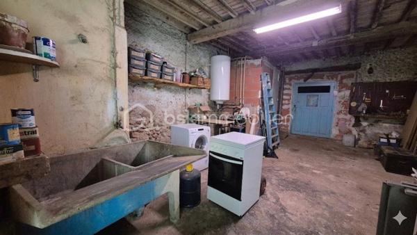 A VENDRE MAISON DE VILLAGE DE 58M² A POLLESTRES - CENTRE VILLE - PROCHE DE TOUS LES COMMERCES - DEUX CHAMBRES - COMBLES AMENAGEABLES - CAVE - GARAGE.
Cette maison en deux faces, vous offre un énorme potentiel en terme de volumes avec travaux.

Elle se compose en rez-de-chaussée d'un garage de 37m² permettant le stockage mais aussi le stationnement 2 roues, avec un accès direct à une cave de 29m², d'une salle d'eau et d'un toilette indépendant.
Le premier étage se compose de l'espace de vie avec un salon-séjour, une cuisine ouverte équipée de son poele à bois, de deux chambres et d'un toilette indépendant.
Le deuxième et dernier étage propose un potentiel exceptionnel avec ses combles aménageables de 36m².

Cette maison, au cachet exceptionnel, sera idéale pour un investissement locatif, et parfaite pour une résidence principale ou secondaire, selon vos gouts et vos envies de travaux.
Je reste à votre disposition pour toutes informations.
