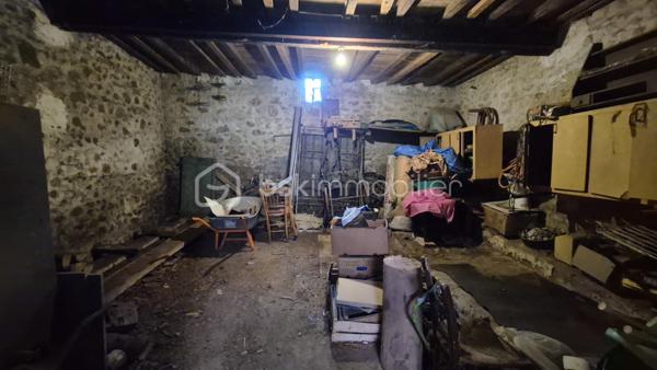 A VENDRE MAISON DE VILLAGE DE 58M² A POLLESTRES - CENTRE VILLE - PROCHE DE TOUS LES COMMERCES - DEUX CHAMBRES - COMBLES AMENAGEABLES - CAVE - GARAGE.
Cette maison en deux faces, vous offre un énorme potentiel en terme de volumes avec travaux.

Elle se compose en rez-de-chaussée d'un garage de 37m² permettant le stockage mais aussi le stationnement 2 roues, avec un accès direct à une cave de 29m², d'une salle d'eau et d'un toilette indépendant.
Le premier étage se compose de l'espace de vie avec un salon-séjour, une cuisine ouverte équipée de son poele à bois, de deux chambres et d'un toilette indépendant.
Le deuxième et dernier étage propose un potentiel exceptionnel avec ses combles aménageables de 36m².

Cette maison, au cachet exceptionnel, sera idéale pour un investissement locatif, et parfaite pour une résidence principale ou secondaire, selon vos gouts et vos envies de travaux.
Je reste à votre disposition pour toutes informations.