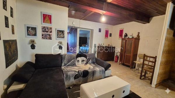 A VENDRE MAISON DE VILLAGE DE 58M² A POLLESTRES - CENTRE VILLE - PROCHE DE TOUS LES COMMERCES - DEUX CHAMBRES - COMBLES AMENAGEABLES - CAVE - GARAGE.
Cette maison en deux faces, vous offre un énorme potentiel en terme de volumes avec travaux.

Elle se compose en rez-de-chaussée d'un garage de 37m² permettant le stockage mais aussi le stationnement 2 roues, avec un accès direct à une cave de 29m², d'une salle d'eau et d'un toilette indépendant.
Le premier étage se compose de l'espace de vie avec un salon-séjour, une cuisine ouverte équipée de son poele à bois, de deux chambres et d'un toilette indépendant.
Le deuxième et dernier étage propose un potentiel exceptionnel avec ses combles aménageables de 36m².

Cette maison, au cachet exceptionnel, sera idéale pour un investissement locatif, et parfaite pour une résidence principale ou secondaire, selon vos gouts et vos envies de travaux.
Je reste à votre disposition pour toutes informations.
