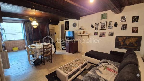 A VENDRE MAISON DE VILLAGE DE 58M² A POLLESTRES - CENTRE VILLE - PROCHE DE TOUS LES COMMERCES - DEUX CHAMBRES - COMBLES AMENAGEABLES - CAVE - GARAGE.
Cette maison en deux faces, vous offre un énorme potentiel en terme de volumes avec travaux.

Elle se compose en rez-de-chaussée d'un garage de 37m² permettant le stockage mais aussi le stationnement 2 roues, avec un accès direct à une cave de 29m², d'une salle d'eau et d'un toilette indépendant.
Le premier étage se compose de l'espace de vie avec un salon-séjour, une cuisine ouverte équipée de son poele à bois, de deux chambres et d'un toilette indépendant.
Le deuxième et dernier étage propose un potentiel exceptionnel avec ses combles aménageables de 36m².

Cette maison, au cachet exceptionnel, sera idéale pour un investissement locatif, et parfaite pour une résidence principale ou secondaire, selon vos gouts et vos envies de travaux.
Je reste à votre disposition pour toutes informations.