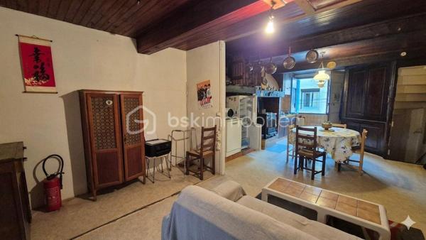A VENDRE MAISON DE VILLAGE DE 58M² A POLLESTRES - CENTRE VILLE - PROCHE DE TOUS LES COMMERCES - DEUX CHAMBRES - COMBLES AMENAGEABLES - CAVE - GARAGE.
Cette maison en deux faces, vous offre un énorme potentiel en terme de volumes avec travaux.

Elle se compose en rez-de-chaussée d'un garage de 37m² permettant le stockage mais aussi le stationnement 2 roues, avec un accès direct à une cave de 29m², d'une salle d'eau et d'un toilette indépendant.
Le premier étage se compose de l'espace de vie avec un salon-séjour, une cuisine ouverte équipée de son poele à bois, de deux chambres et d'un toilette indépendant.
Le deuxième et dernier étage propose un potentiel exceptionnel avec ses combles aménageables de 36m².

Cette maison, au cachet exceptionnel, sera idéale pour un investissement locatif, et parfaite pour une résidence principale ou secondaire, selon vos gouts et vos envies de travaux.
Je reste à votre disposition pour toutes informations.