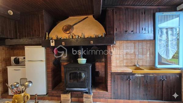 A VENDRE MAISON DE VILLAGE DE 58M² A POLLESTRES - CENTRE VILLE - PROCHE DE TOUS LES COMMERCES - DEUX CHAMBRES - COMBLES AMENAGEABLES - CAVE - GARAGE.
Cette maison en deux faces, vous offre un énorme potentiel en terme de volumes avec travaux.

Elle se compose en rez-de-chaussée d'un garage de 37m² permettant le stockage mais aussi le stationnement 2 roues, avec un accès direct à une cave de 29m², d'une salle d'eau et d'un toilette indépendant.
Le premier étage se compose de l'espace de vie avec un salon-séjour, une cuisine ouverte équipée de son poele à bois, de deux chambres et d'un toilette indépendant.
Le deuxième et dernier étage propose un potentiel exceptionnel avec ses combles aménageables de 36m².

Cette maison, au cachet exceptionnel, sera idéale pour un investissement locatif, et parfaite pour une résidence principale ou secondaire, selon vos gouts et vos envies de travaux.
Je reste à votre disposition pour toutes informations.