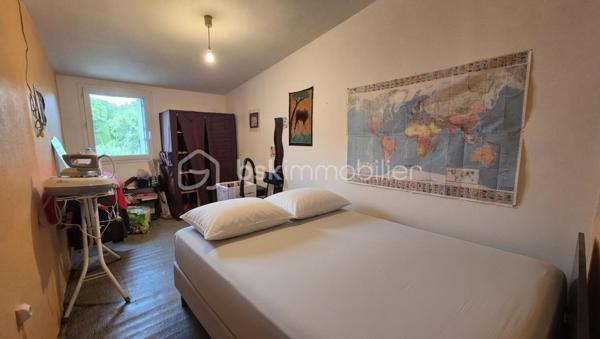 A VENDRE MAISON DE VILLAGE DE 58M² A POLLESTRES - CENTRE VILLE - PROCHE DE TOUS LES COMMERCES - DEUX CHAMBRES - COMBLES AMENAGEABLES - CAVE - GARAGE.
Cette maison en deux faces, vous offre un énorme potentiel en terme de volumes avec travaux.

Elle se compose en rez-de-chaussée d'un garage de 37m² permettant le stockage mais aussi le stationnement 2 roues, avec un accès direct à une cave de 29m², d'une salle d'eau et d'un toilette indépendant.
Le premier étage se compose de l'espace de vie avec un salon-séjour, une cuisine ouverte équipée de son poele à bois, de deux chambres et d'un toilette indépendant.
Le deuxième et dernier étage propose un potentiel exceptionnel avec ses combles aménageables de 36m².

Cette maison, au cachet exceptionnel, sera idéale pour un investissement locatif, et parfaite pour une résidence principale ou secondaire, selon vos gouts et vos envies de travaux.
Je reste à votre disposition pour toutes informations.