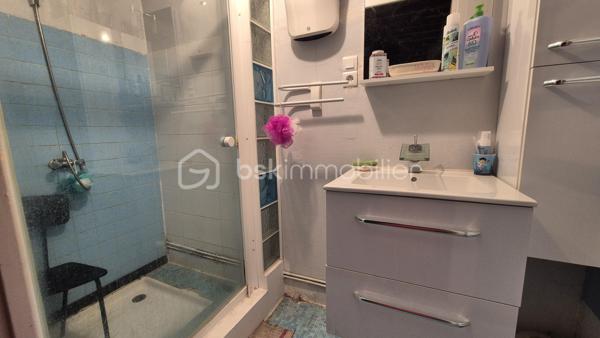 A VENDRE MAISON DE VILLAGE DE 58M² A POLLESTRES - CENTRE VILLE - PROCHE DE TOUS LES COMMERCES - DEUX CHAMBRES - COMBLES AMENAGEABLES - CAVE - GARAGE.
Cette maison en deux faces, vous offre un énorme potentiel en terme de volumes avec travaux.

Elle se compose en rez-de-chaussée d'un garage de 37m² permettant le stockage mais aussi le stationnement 2 roues, avec un accès direct à une cave de 29m², d'une salle d'eau et d'un toilette indépendant.
Le premier étage se compose de l'espace de vie avec un salon-séjour, une cuisine ouverte équipée de son poele à bois, de deux chambres et d'un toilette indépendant.
Le deuxième et dernier étage propose un potentiel exceptionnel avec ses combles aménageables de 36m².

Cette maison, au cachet exceptionnel, sera idéale pour un investissement locatif, et parfaite pour une résidence principale ou secondaire, selon vos gouts et vos envies de travaux.
Je reste à votre disposition pour toutes informations.