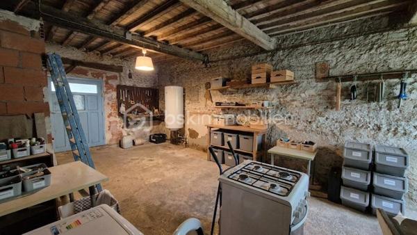 A VENDRE MAISON DE VILLAGE DE 58M² A POLLESTRES - CENTRE VILLE - PROCHE DE TOUS LES COMMERCES - DEUX CHAMBRES - COMBLES AMENAGEABLES - CAVE - GARAGE.
Cette maison en deux faces, vous offre un énorme potentiel en terme de volumes avec travaux.

Elle se compose en rez-de-chaussée d'un garage de 37m² permettant le stockage mais aussi le stationnement 2 roues, avec un accès direct à une cave de 29m², d'une salle d'eau et d'un toilette indépendant.
Le premier étage se compose de l'espace de vie avec un salon-séjour, une cuisine ouverte équipée de son poele à bois, de deux chambres et d'un toilette indépendant.
Le deuxième et dernier étage propose un potentiel exceptionnel avec ses combles aménageables de 36m².

Cette maison, au cachet exceptionnel, sera idéale pour un investissement locatif, et parfaite pour une résidence principale ou secondaire, selon vos gouts et vos envies de travaux.
Je reste à votre disposition pour toutes informations.