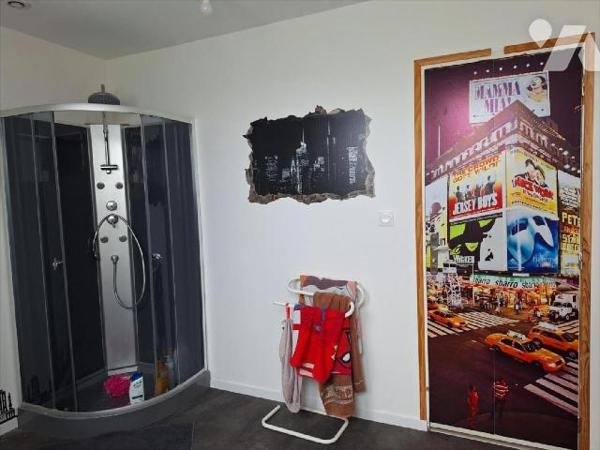 A Vendre, sur l'axe ERNEE / FOUGERES (53220), en Mayenne. Maison rurale, comprenant : - au rez ...