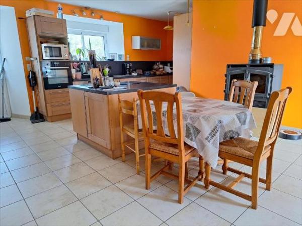 A Vendre, sur l'axe ERNEE / FOUGERES (53220), en Mayenne. Maison rurale, comprenant : - au rez ...