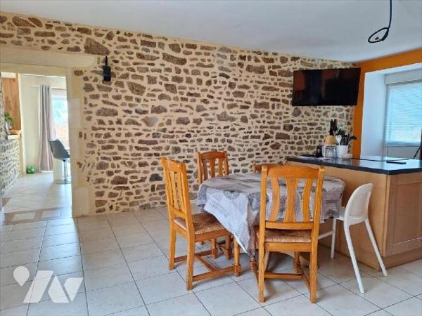 A Vendre, sur l'axe ERNEE / FOUGERES (53220), en Mayenne. Maison rurale, comprenant : - au rez ...