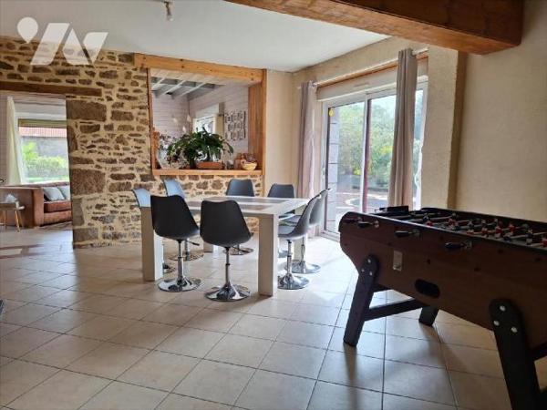 A Vendre, sur l'axe ERNEE / FOUGERES (53220), en Mayenne. Maison rurale, comprenant : - au rez ...
