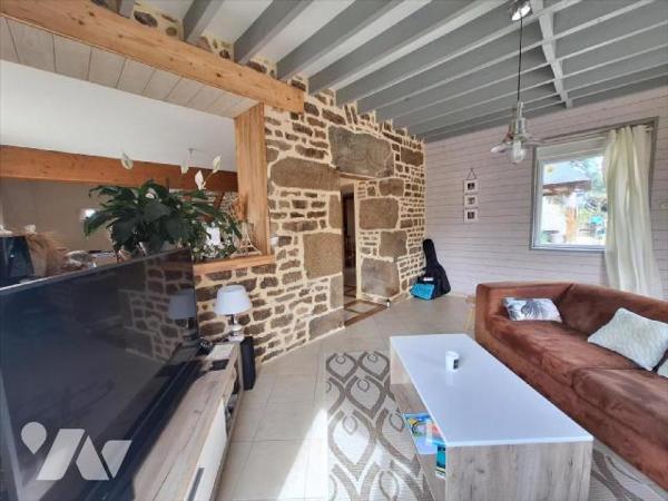 A Vendre, sur l'axe ERNEE / FOUGERES (53220), en Mayenne. Maison rurale, comprenant : - au rez ...