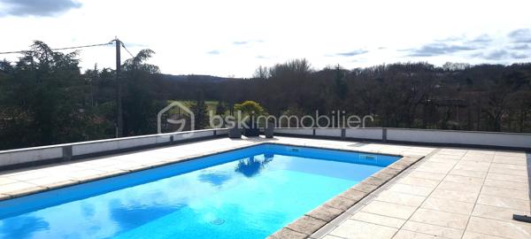 Maison où le seul problème sera de choisir où se détendre !

Au programme :
 Une piscine pour se rafraîchir l'été (et impressionner les voisins avec votre plus beau plongeon).
 3 chambres pour accueillir toute la famille, les amis... ou enfin avoir ce bureau dont vous parlez depuis des années.
 2 terrasses parce qu'une seule, c'est tellement classique : café au soleil le matin, apéro au coucher du soleil le soir.
 Un grand sous-sol où vous pourrez garer vos véhicules, créer un atelier, une salle de sport, une salle de jeux... ou simplement y stocker tous les cartons que vous n'avez jamais ouverts depuis votre dernier déménagement.

Spacieuse, conviviale et prête à accueillir de nouveaux souvenirs, cette maison est l'endroit idéal pour profiter de chaque saison dans un cadre agréable.

Alors, si vous cherchez une maison où il fait bon vivre et où le plus gros dilemme sera de savoir si vous passez l'après-midi au bord de la piscine ou sur la terrasse, ne laissez pas cette opportunité vous filer sous le nez !

Une visite, et vous risquez fort de ne plus vouloir repartir…
Contactez- moi au au 07.80.48.01.50  ou par mail s.heral@bskimmobilier.com