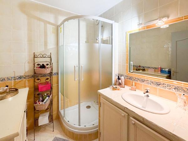 Gardanne - Appartement 4 pièces - 81 m2 - belle terrasse couverte - résidence sécurisée - ascenseur