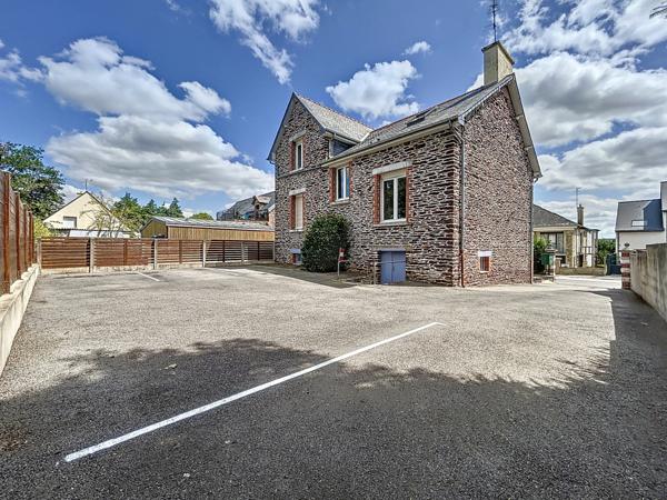 Sur la commune de Bruz , Commune, dynamique et attractive, faisant partie de Rennes Métropole. Non loin du centre bourg Avec une accessibilité piétonne à tous les commerces.